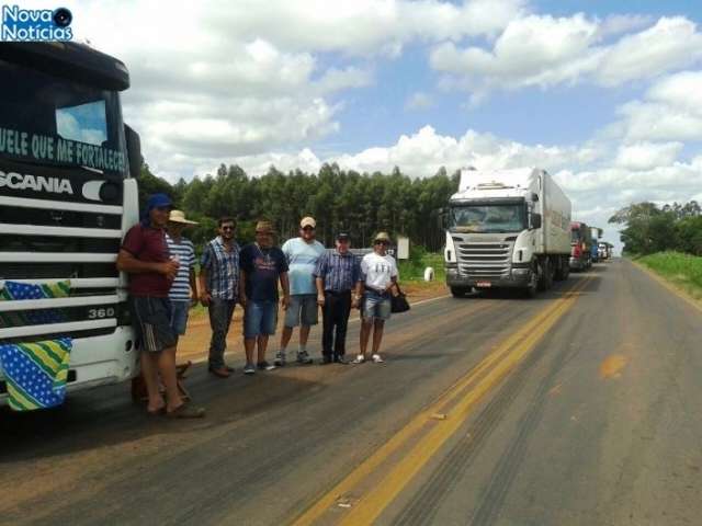 Protesto completa dez dias e caminhoneiros bloqueiam 5 trechos
