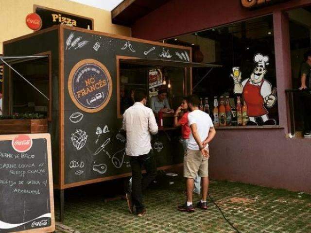 Usando s&oacute; p&atilde;o franc&ecirc;s, food truck serve sandu&iacute;ches com recheios elaborados