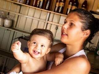Kezia trabalha em quiosque da família e leva quarta geração nos braços: o sorridente João Gabriel. (Foto: Kísia Ainoã)