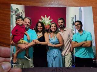 Foto em família tirada no Natal, da esquerda para direita, o pai com o neto Arthur, a esposa Luciana, Manuela e os irmãos. (Foto: Arquivo pessoal)