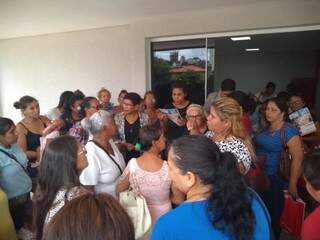 Mulheres do Samambaia em frente à Câmara de Vereadores (Foto: Danielle Valentim)
