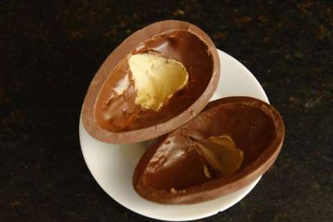 Ovo de chocolate leva gengibre e canela no recheio, um sabor para adultos