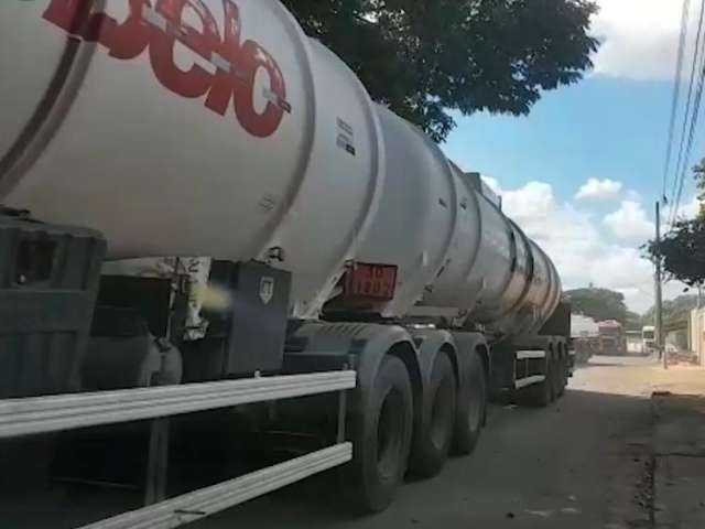 Finalmente: movimenta&ccedil;&atilde;o &eacute; intensa em central de distribui&ccedil;&atilde;o de combust&iacute;vel 