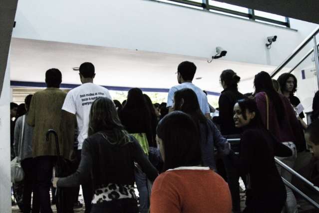 Sob chuva e nervosismo, estudantes chegam para fazer o Enem