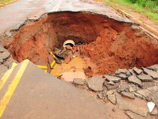 Cratera aberta no São Conrado engoliu carro. (Foto: Rodrigo Pazinato)