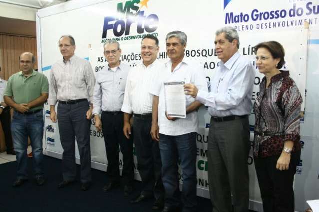 Governador entrega lotes e recursos financeiros para 92 fam&iacute;lias de agricultores