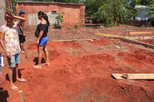 Depois de cair em buraco, menina est&aacute; bem e adorou andar de ambul&acirc;ncia