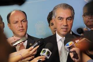 À esquerda, o presidente da Assembleia, Junior Mochi (PMDB) e, em entrevista, governador do Estado, Reinaldo Azambuja (PSDB). (Marcos Ermínio)