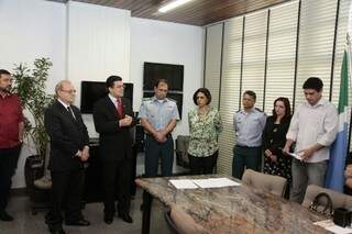 Assinatura de convênio aconteceu no gabinete do prefeito. (Foto: Cleber Gellio)