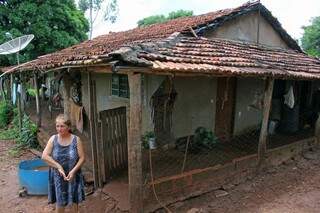 Santina conta que casa é ameaçada por infiltração e que as telhas foram esquecidas. (Foto: Marcos Ermínio)