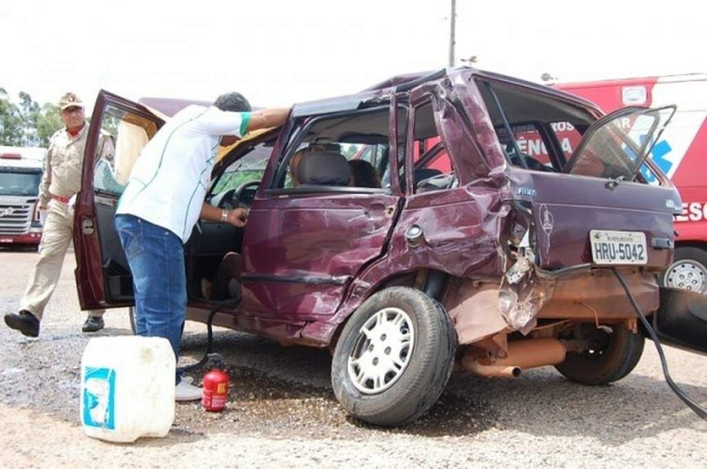 Colisão entre carreta e carro de passeio deixa uma mulher ferida em