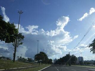 Na Avenida Afonso Pena, registro &#039;mostra&#039; como está o tempo na tarde desta quarta-feira (dia 8), em Campo Grande. O termômetro registra 28ºC. (Foto: Kísie Ainoã).