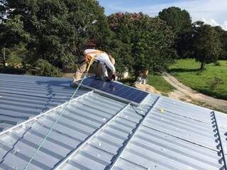 Instalação de placa solar sendo feita em residência. (Foto: Divulgação/Fiems)