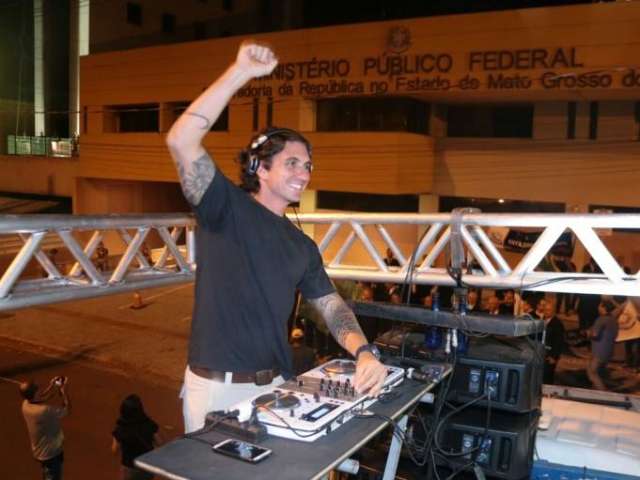DJ se une a manifesta&ccedil;&atilde;o e transforma protesto em balada na Afonso Pena