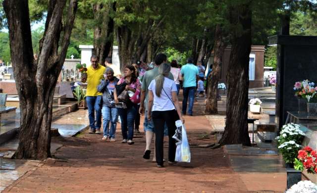 Cemit&eacute;rios de Dourados esperam pelo menos 70 mil visitantes 