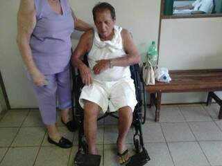 Imagem mostra o aposentado aguardando atendimento no Pronto-Socorro do HU (Foto: Gleison Hugo Lopes)