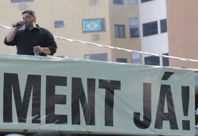 Manifestantes come&ccedil;am a chegar em ato a favor do impeachment de Dilma