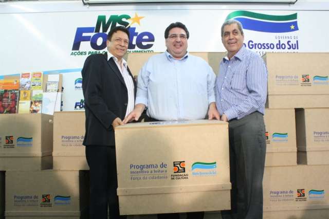 Governador entrega livros de autores regionais para 40 munic&iacute;pios 