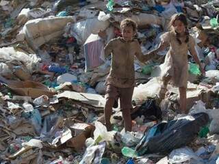 Cena de Trash - A esperança Vem do Lixo  (Foto: Divulgação)