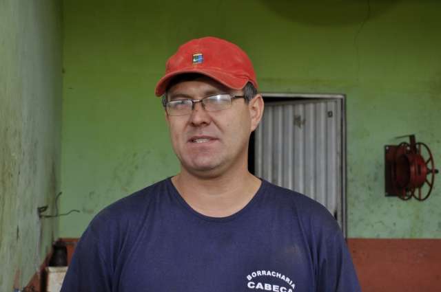 Moradores pedem sinaliza&ccedil;&atilde;o em curva onde casal caiu em buraco