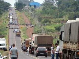 MS-386 foi interditada ontem em Amambai (Foto: Vilson Nascimento/A Gazeta News)
