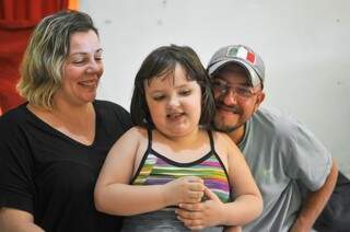 Juliana, Sarah e Cleverson. Uma vida diária, em família, com o autismo. (Foto: Alcides Neto)