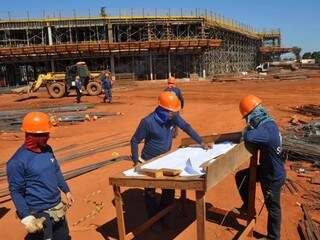 Operários trabalhando na construção da unidade que será referência para a região do Bolsão (Foto: Agesul/Divulgação)