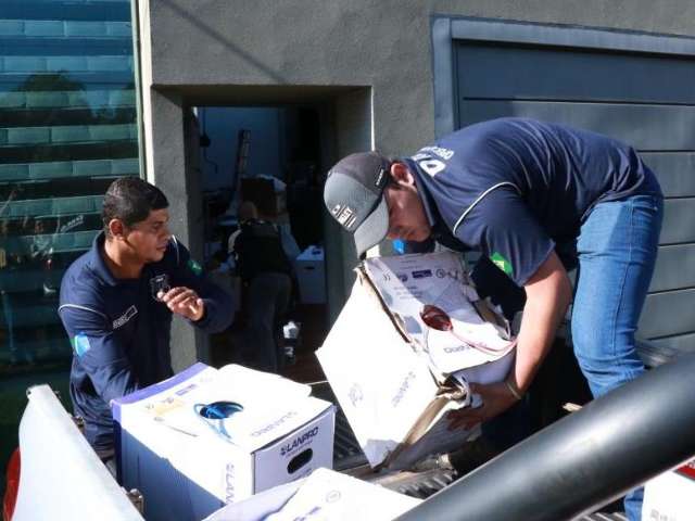 PF saiu com dezenas de caixas de eletr&ocirc;nicos de casa no Vilas Boas 