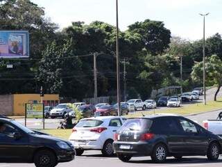 Motoristas aguardam semáforo abrir na rotatória da Avenida Mato Grosso (Foto: Henrique Kawaminami/Arquivo)