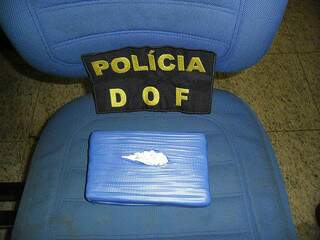 Tablete de cocaína que estava escondido no banheiro do ônibus (Foto: Divulgação/DOF)