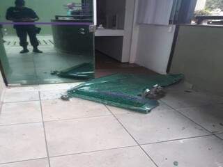 Porta de vidro após ser destruída por ladrão que furtou aparelhos celulares de loja (Foto: Divulgação) 