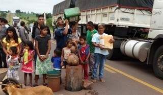 Índios reclamam da falta de água (Foto: Vilson Nascimento/A Gazeta News)