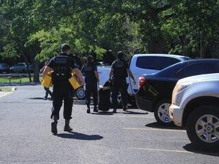 Policiais federais após a coleta de documentos na quinta-feira (11) (Foto: Marina Pacheco/Arquivo)
