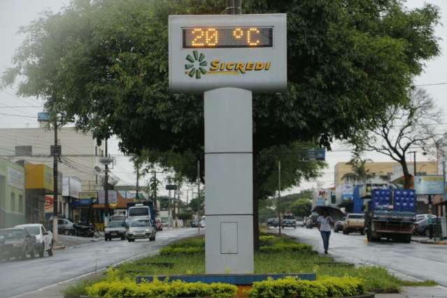 Chuva ameniza calor e temperatura despenca quase 20 graus em 12 horas