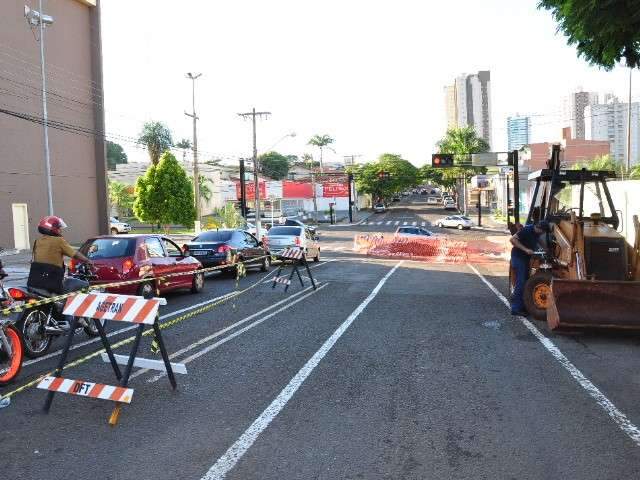 Iniciada obra para tapar buraco  na rua Rio Grande do Sul 