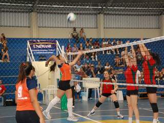 Vôlei feminino do Estado (de laranja) perdeu no tie-break para equipe de Curitiba.
