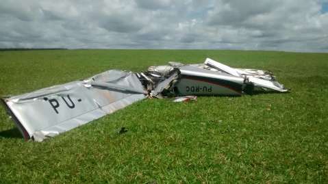 Avião caiu em pasto de fazenda; corpos são levados para Londrina
