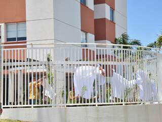 Moradores colocam panos brancos para tapar frente de prédio onde menino morreu após cair do 13º andar. (Foto: João Garrigó)