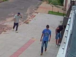 Os três suspeitos tentando arrombar o portão no Carandá Bosque (Foto: Reprodução vídeo)