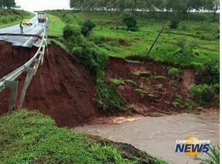 Cratera se formou e impediu o tráfego de veículos na rodovia. (Foto: Direto das Ruas)