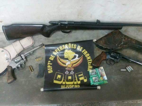 Equipes do DOF apreendem armas de fogo e captura foragido da Justi&ccedil;a