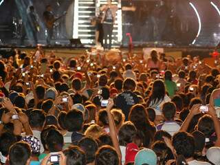 Multidão acompanha show de Luan Santana, principal atração da Expogrande no ano passado, que quase não ocorreu. (Foto: Simão Nogueira)