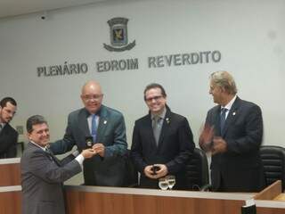 Presidente da Câmara Municipal, João Rocha (PSDB), cumprimenta o vereador Roberto Durães (PSC), durante sua posse em dezembro passado.(Foto: Antonio Marques)