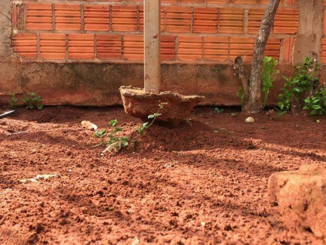 Rachaduras em casas de residencial s&atilde;o t&atilde;o grandes que d&aacute; pra espiar rua