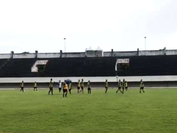 Antes de jogo contra Oper&aacute;rio, Botafogo-PB treina em campo molhado no Moren&atilde;o