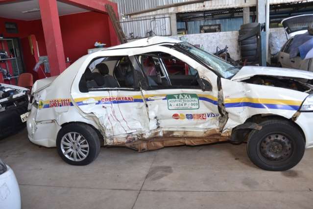 V&iacute;deo mostra carro preto em acidente com morte e leitores sugerem racha