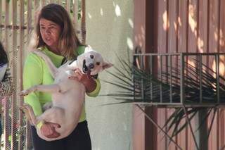 Denise não se cansa de pegar o cãozinho no colo e levar para casa. (Foto: Marcos Ermínio)