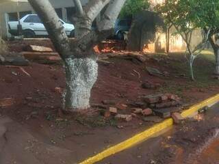 O residencial teve parte do muro destruído pela forte chuva de hoje (03). (Foto: Direto das Ruas)