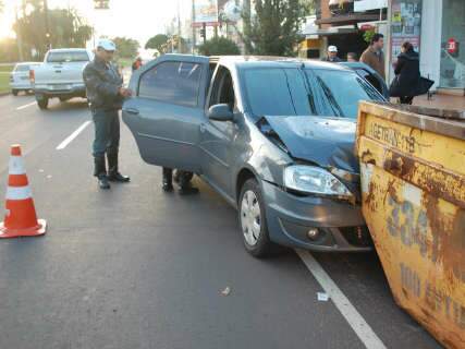  Na contramão, motorista colide veículo em caçamba na Afonso Pena