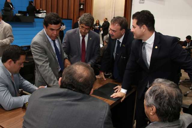 Deputados apresentam projeto que fixa piso salarial dos farmac&ecirc;uticos